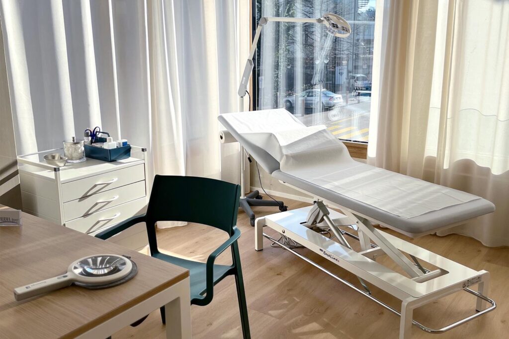 Behandlungszimmer mit Patientenliege