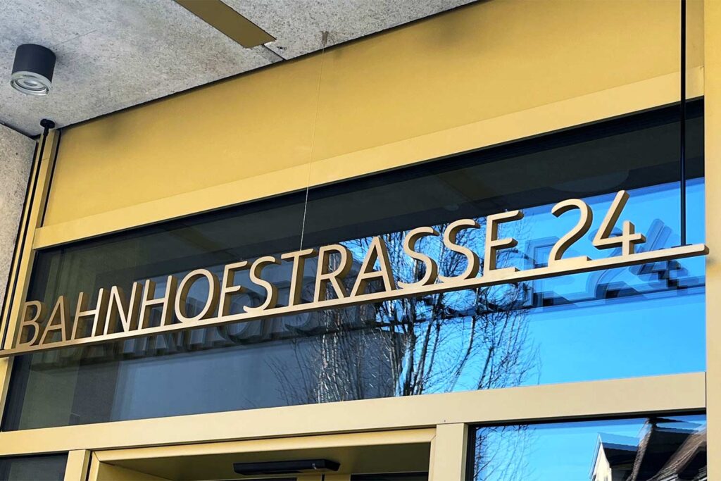 Aussen-Eingangsbereich mit dem Schriftzug Bahnhofstrasse 24